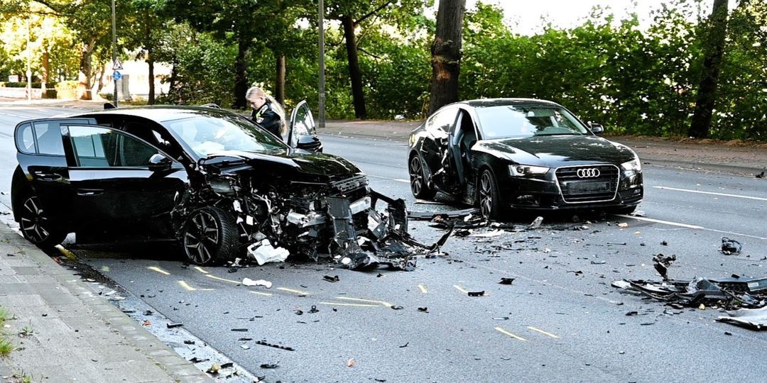 Nach dem schweren Unfall auf der B73 ist die Straße voll gesperrt worden. Foto: Lenthe-Medien
