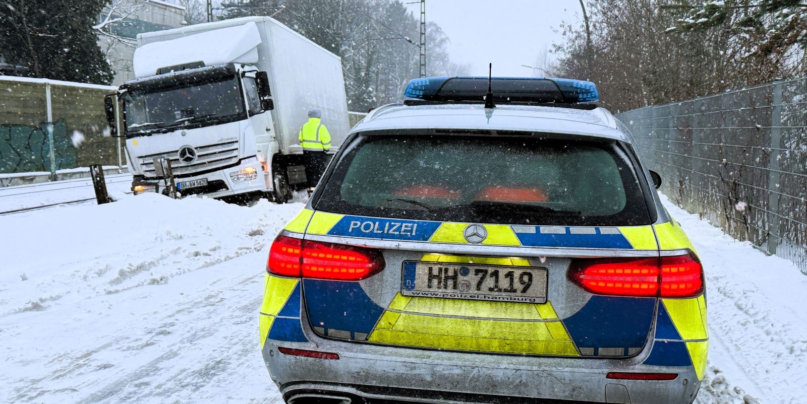 Sturmtief ist da: Lkw rutscht ins Gleisbett - Behinderungen auf Straßen und im Zugverkehr