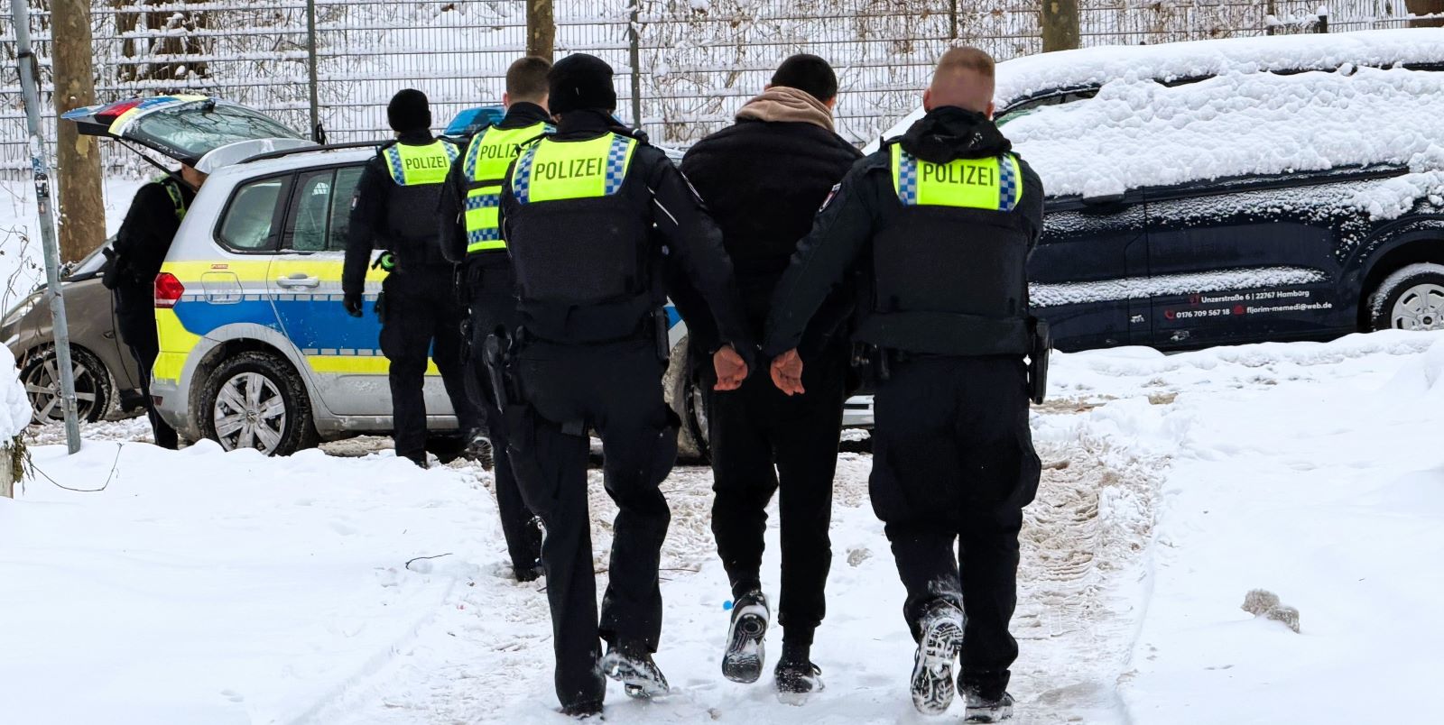 Der Festgenommene wurde zur Polizeiwache gebracht und soll einem Amtsarzt vorgestellt werden. Foto: Lenthe-Medien Der Festgenommene wurde zur Polizeiwache gebracht und soll einem Amtsarzt vorgestellt werden. Foto: Lenthe-Medien