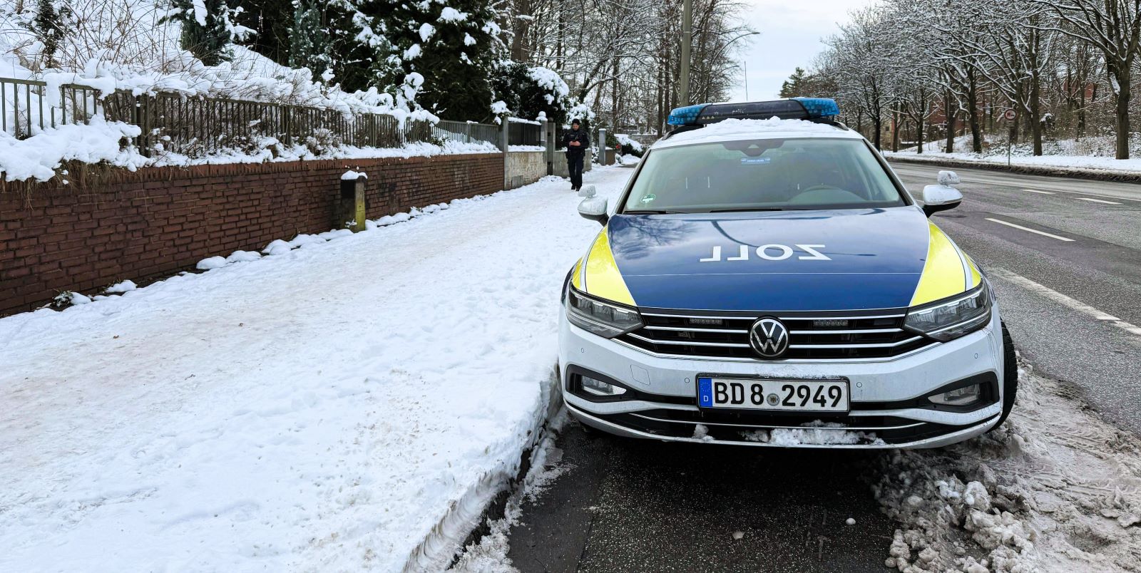 Am Mittwoch durchsuchten Ermittler der Zollfahndung ein Wohnhaus an der Cuxhavener Straße in Hausbruch. Foto: Lenthe-Medien