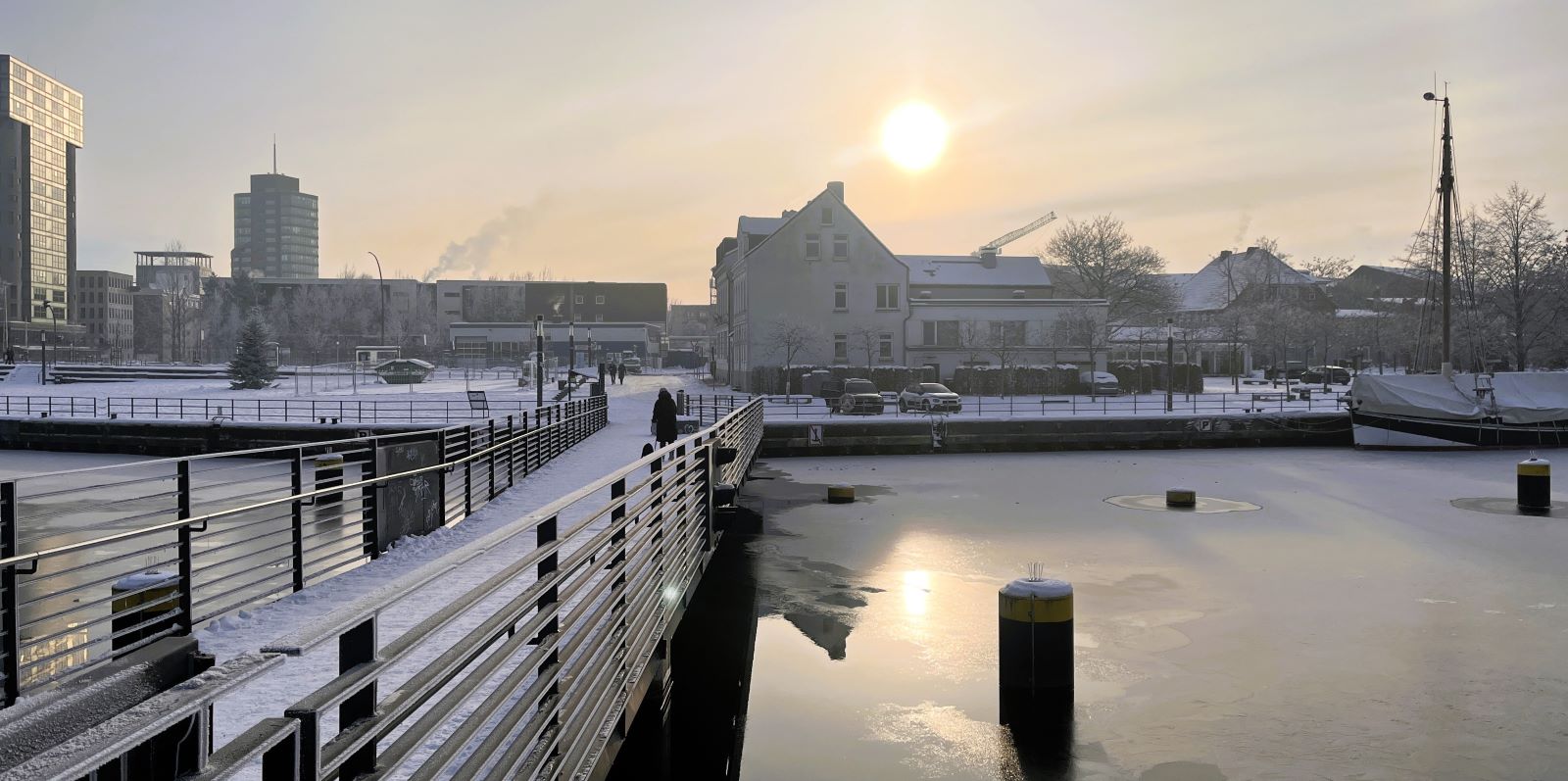Sonne und Eis: Traumwetter am Sonntag im Binnehafen. Foto: Christian Bittcher