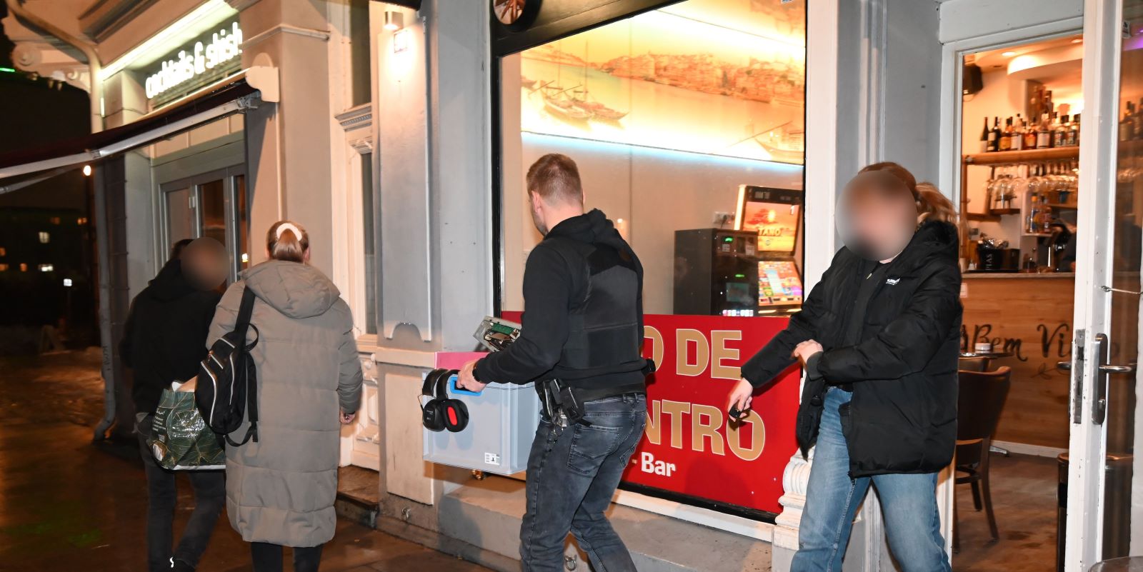 In einer Gaststätte in der Neuen Straße entdeckten die Einsatzkräfte in einem Hinterraum zwei illegale Glücksspielautomaten. Foto: Lenthe-Medien