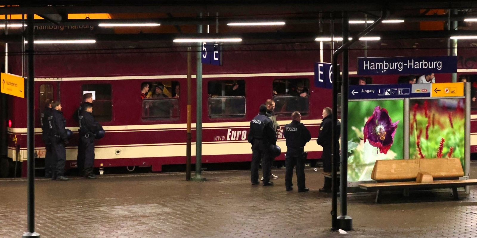 Gestrandet im Bahnhof Harburg: Auf Grund der Spielabsage hielt der Sonderzug gegen 18 Uhr im Bahnhof Hamburg-Harburg und verblieb dort unter bundespolizeilichen Überwachungsmaßnahmen. Foto: Lenthe-Medien/Reimer