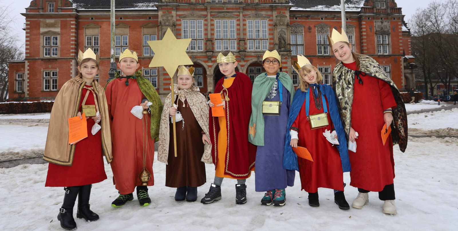 Die Sternsinger vor dem Harburger Rathaus. Foto: Christian Bittcher