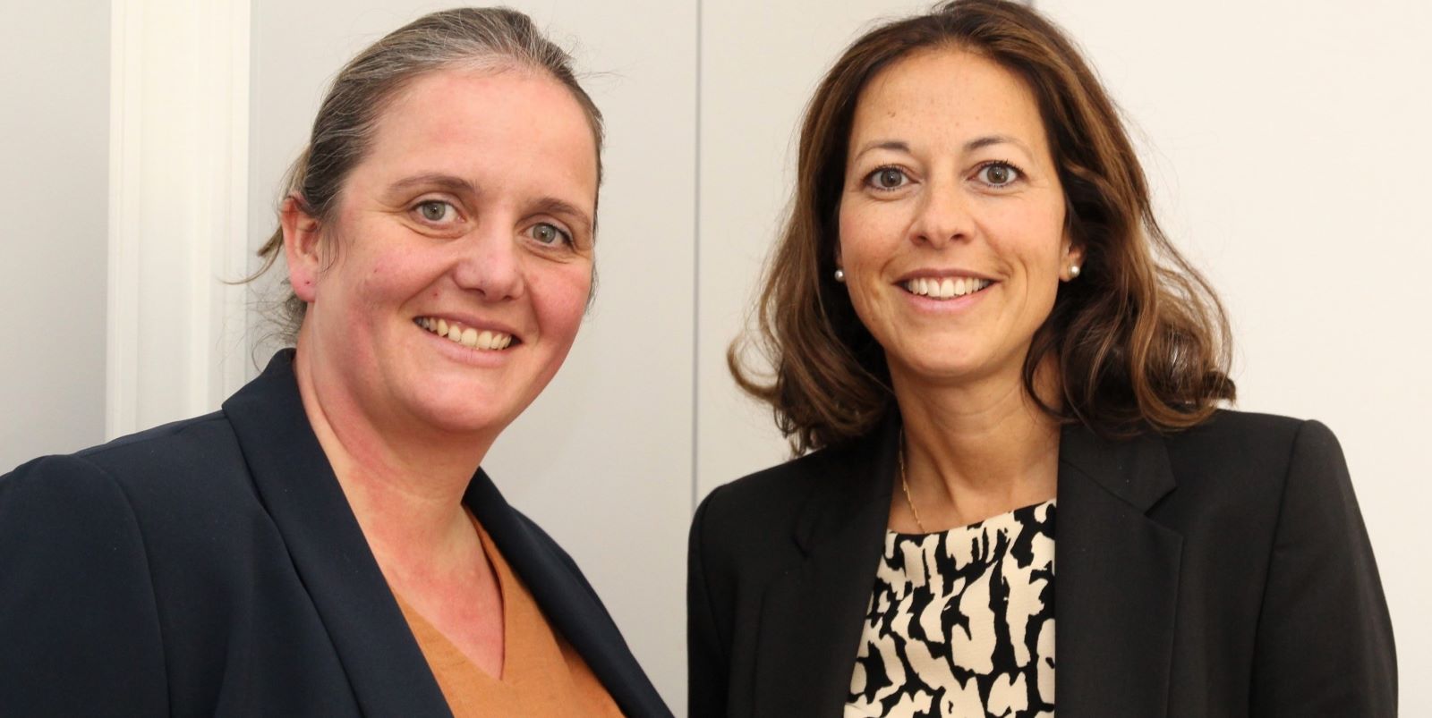 Bildunterschrift: Kreisrätin Ana Cristin Bröcking (rechts) freut sich, dass Sarah Kallis die Abteilung Jugend und Familie leitet. Foto: Landkreis