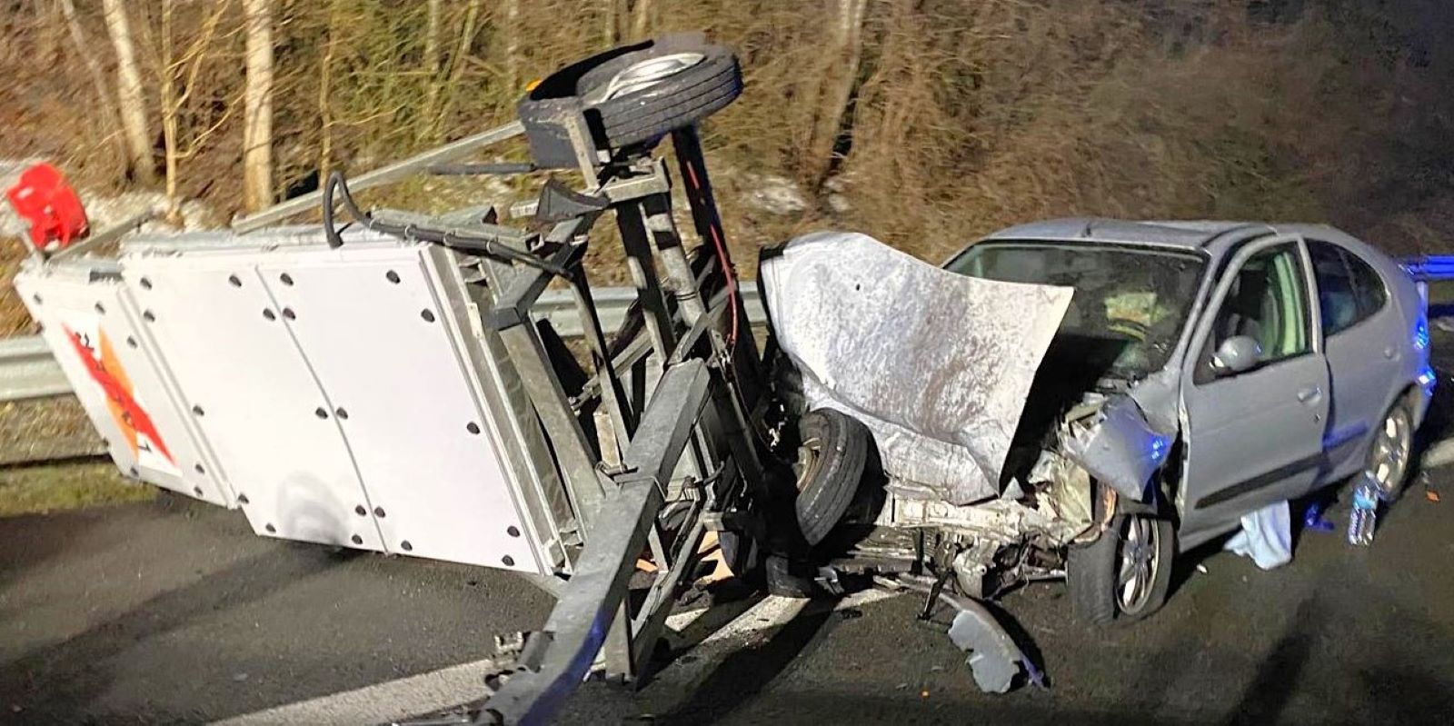 Schwerer Unfall auf der A7: Auto fährt frontal in Baustellenabsicherung