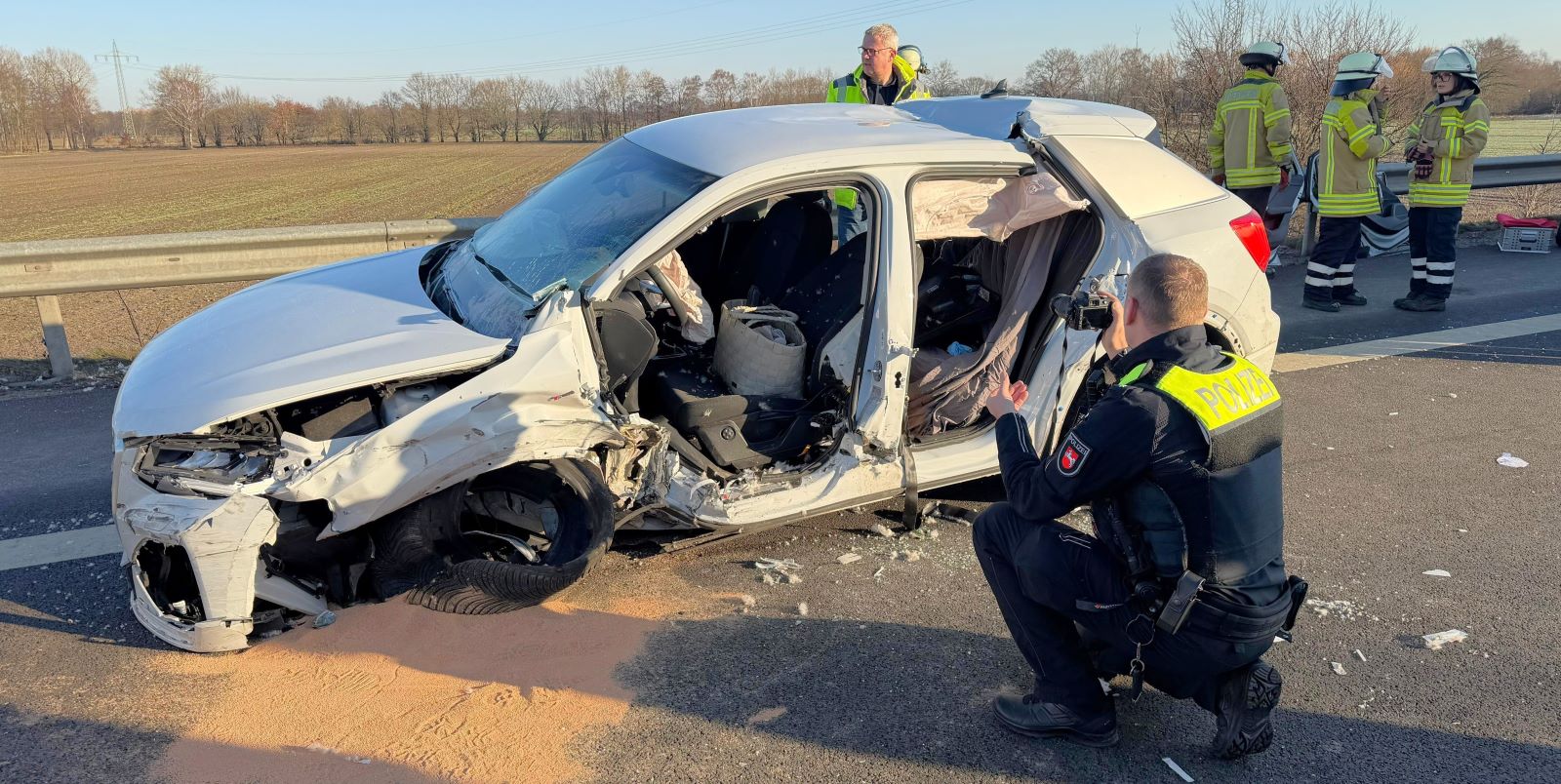 Unfall auf der A39: 28-jährige prallt in Leitplanke und wird schwer verletzt