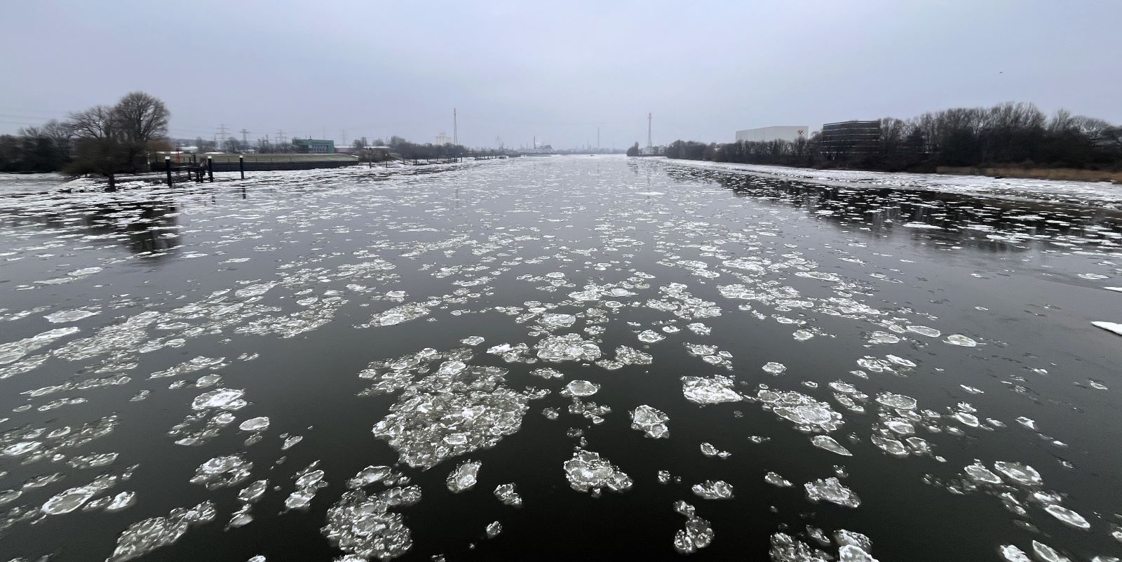 Spektakulärer Anblick: Nach langer Zeit wieder Eisgang auf der Süderelbe