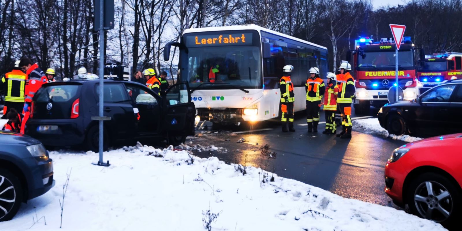 Eine Schwerverletzte forderte diese Kollision zwischen einem PKW und einem Bus zwischen Maschen und Hittfeld. Foto: Remon Hirschmeier, FF Maschen/Pressestelle FF Seevetal