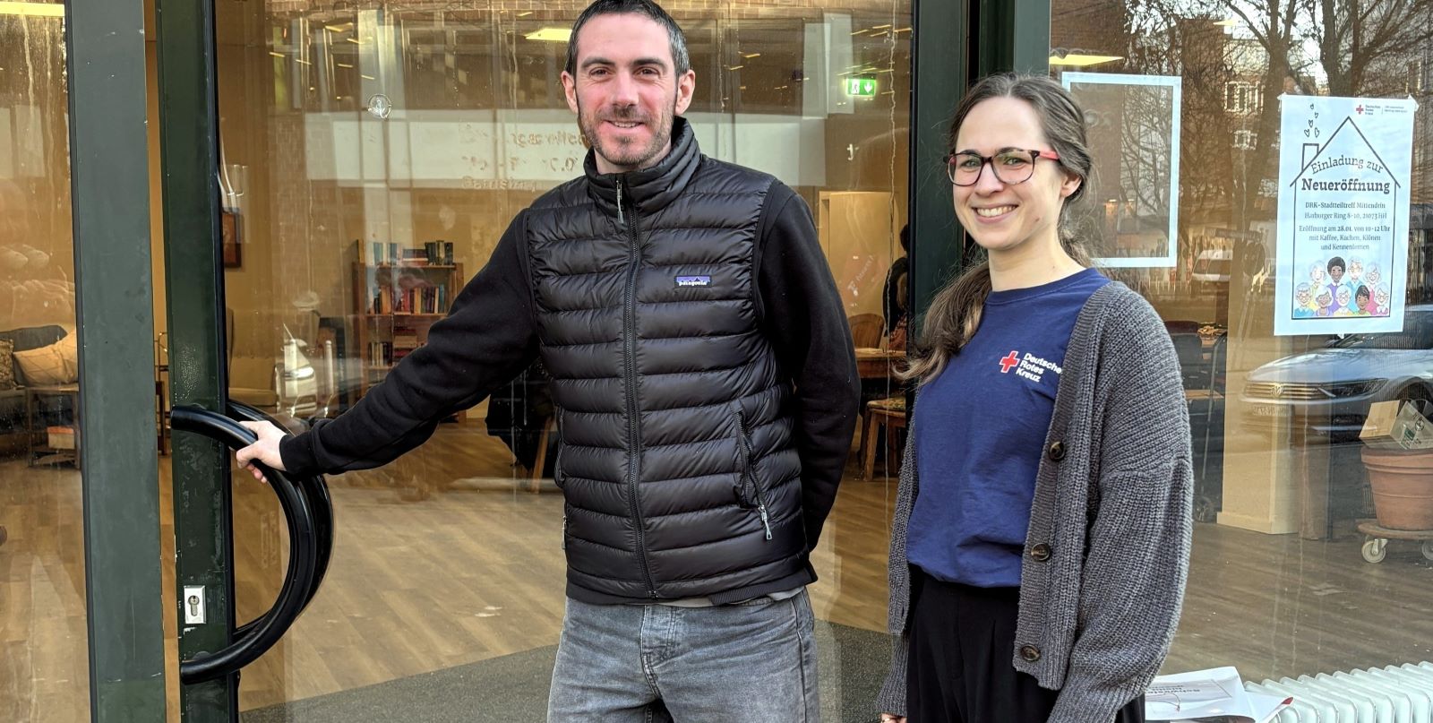 DRK-Stadtteiltreff-Leiterin Katharina Kellermeier (re.) und Jonas Luke, der den Treffpunkt für queere Senioren und Seniorinnen initiiert hat, freuen sich auf möglichst viele Interessierte. Foto: DRK-Harburg