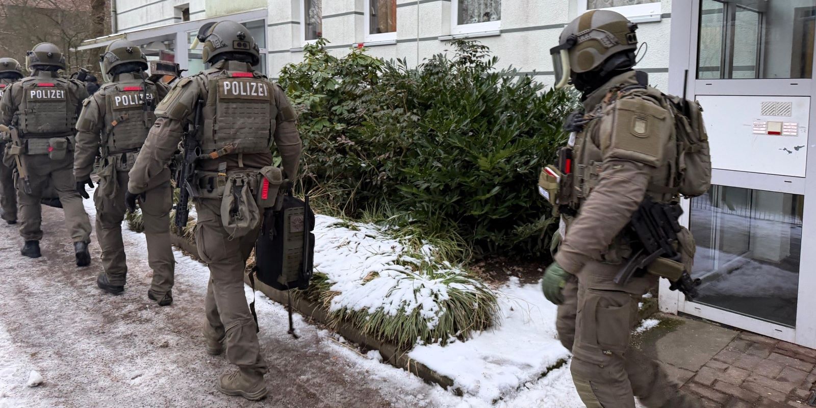 Der SEK-Zugriff erfolgte gegen 16 Uhr und diente der Unterstützung des Landeskriminalamts. Foto: Lenthe-Medien Der SEK-Zugriff erfolgte gegen 16 Uhr und diente der Unterstützung des Landeskriminalamts. Foto: Lenthe-Medien