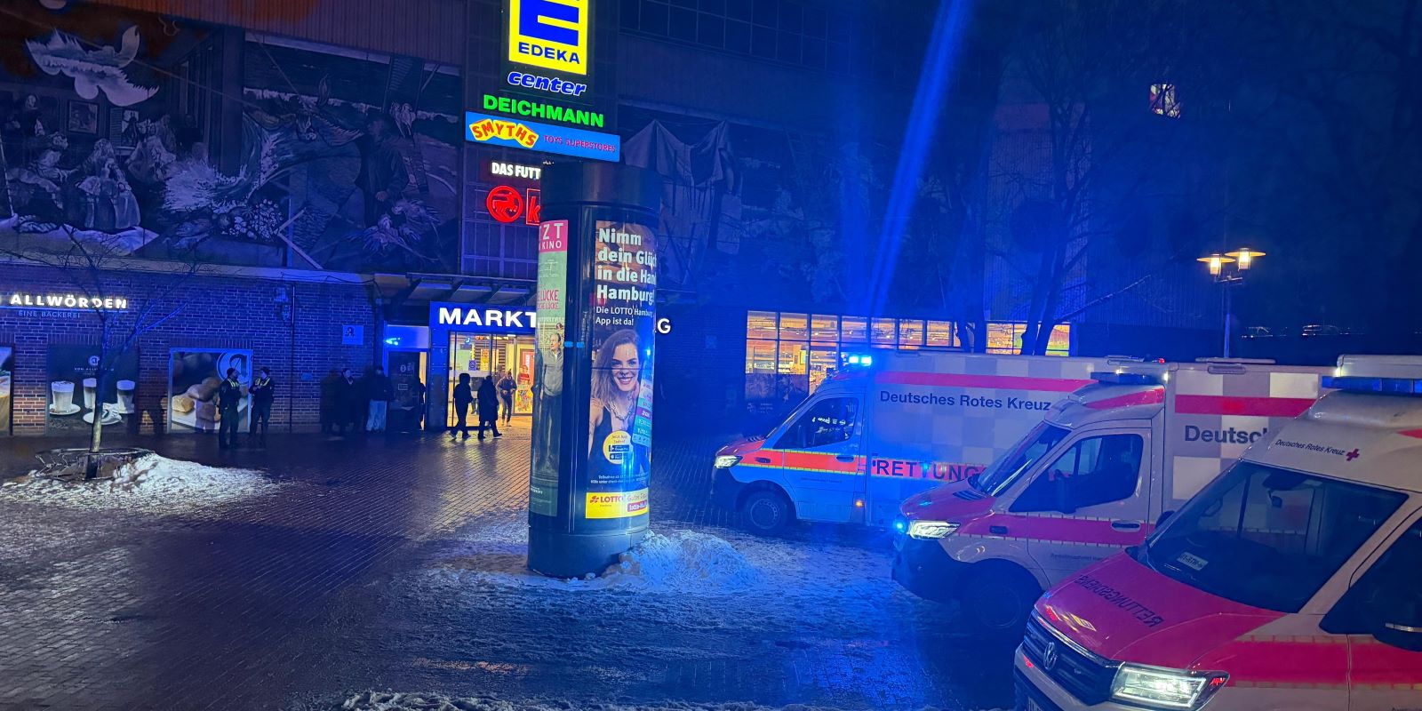 Mehrere Rettungswagen stehen auf dem Seeveplatz, um die Verletzten zu versorgen. Foto: Lenthe-Medien/Reimer