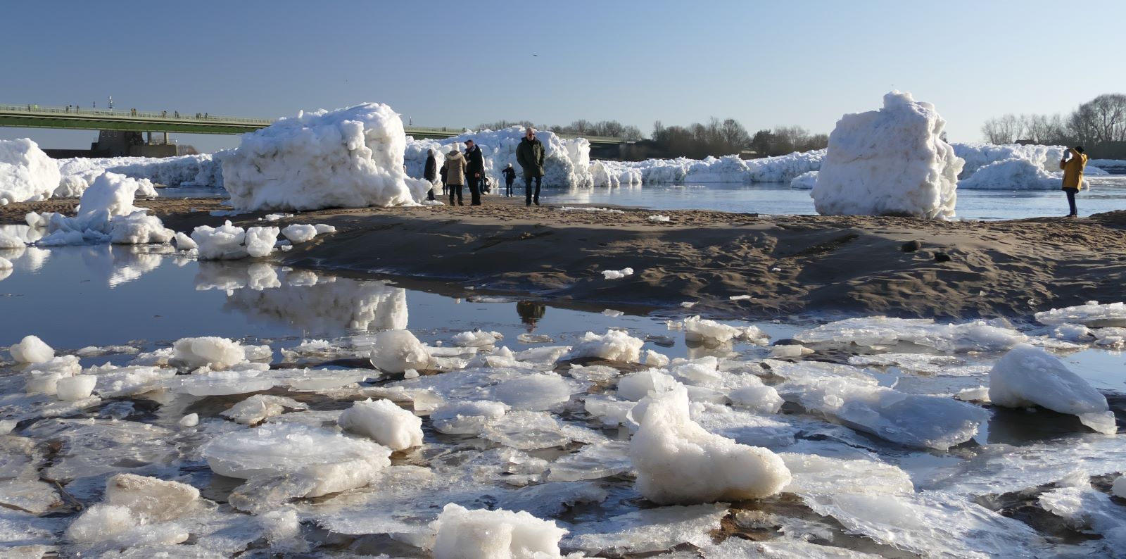 Die die meterhohen Eisschollen auf der Elbe bei Geesthacht locken zahlreiche Schaulustige an. Foto: Gisbert Vokrap Die die meterhohen Eisschollen auf der Elbe bei Geesthacht locken zahlreiche Schaulustige an. Foto: Gisbert Vokrap