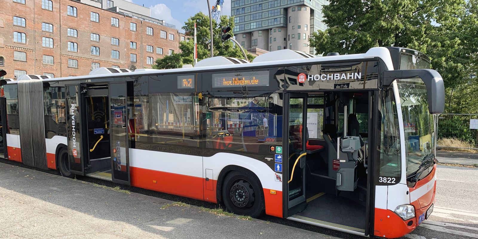 Am Montag werden in Harburg die meisten HVV-Busse stillstehen. Foto: Christian Bittcher Am Montag werden in Harburg die meisten HVV-Busse stillstehen. Foto: Christian Bittcher