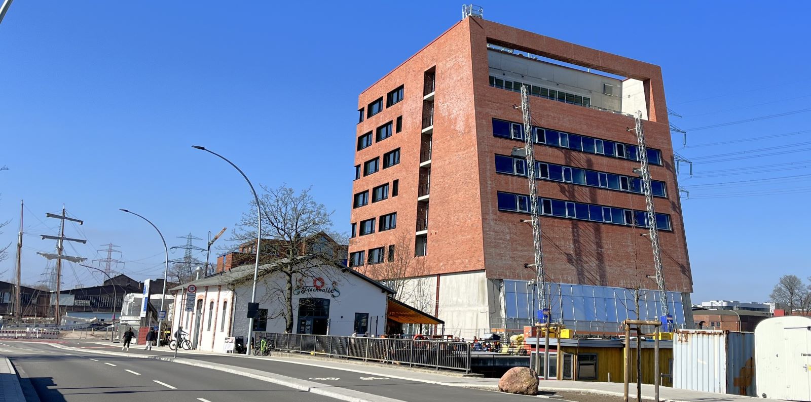 Ein Foto aus dem Harburger Binnenhafen mit einem historischen und einem neuen Gebäude. Foto: Christian Bittcher