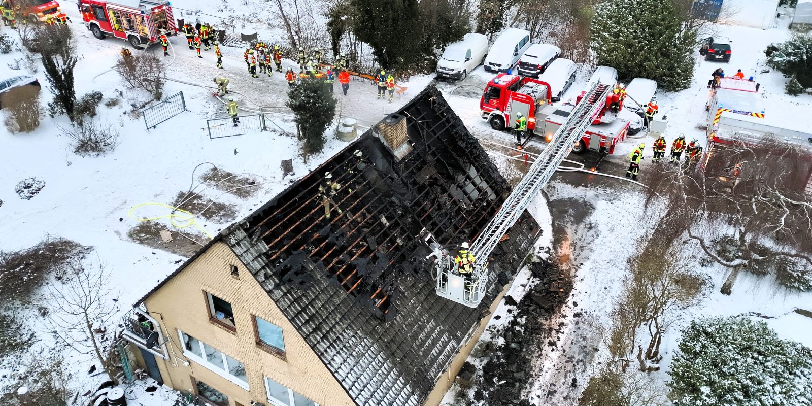 Über die Drehleiter der Feuerwehr Meckelfeld wurden die Löscharbeiten durchgeführt. Foto: FF Ramelsloh