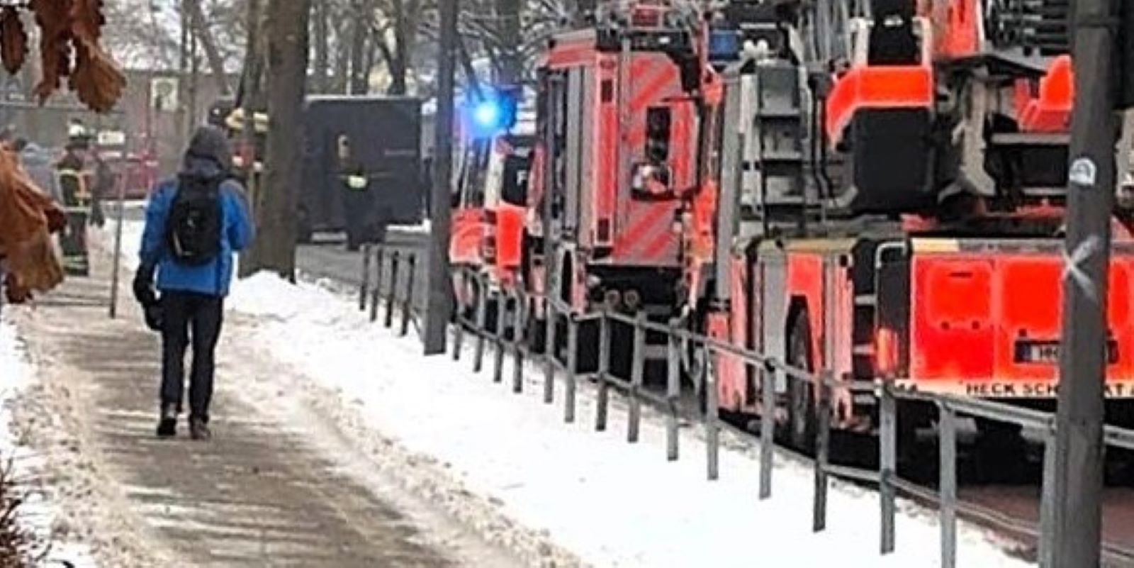 Der Feuerwehr-Einsatz am Heisenberg-Gymnasium in der Triftstraße. Foto: pr