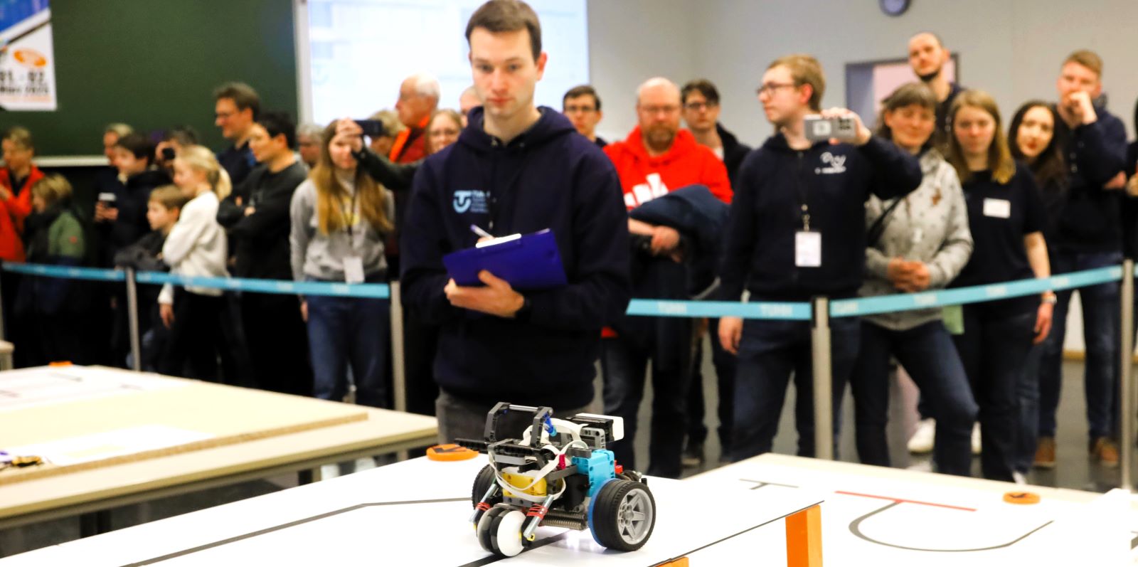 Auf dem Programm stehen verschiedene Disziplinen. Eine davon ist „Rescue Line“. Dabei müssen die Maschinen autonom einen Parcours durchqueren, Hindernisse wie Rampen und Wippen bezwingen. Foto: TUHH