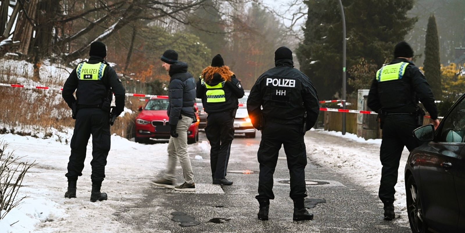 Einsatzkräfte der Polizei im Göhlbachtal, wo der Mann schwer verletzt gefunden wurde. Foto: Lenthe-Medien