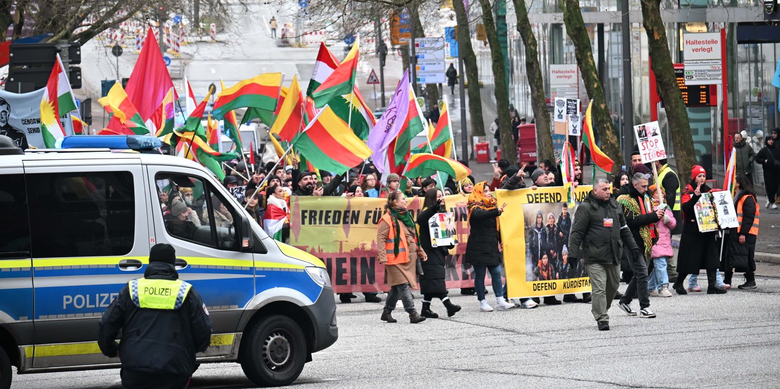 An der Moorstraße: Rund 260 Kurden haben am Sonntagnachmittag in der Harburger Innenstadt demonstriert. Foto: Lenthe-Medien/Apelt