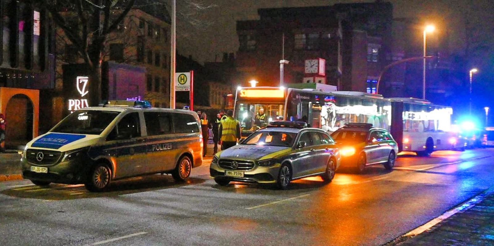 Während der Fahndung, wie hier am Harburger Ring, wurde der Schienenersatzverkehr zeitweise vollständig eingestellt. Foto:  Lenthe-Medien/Presang