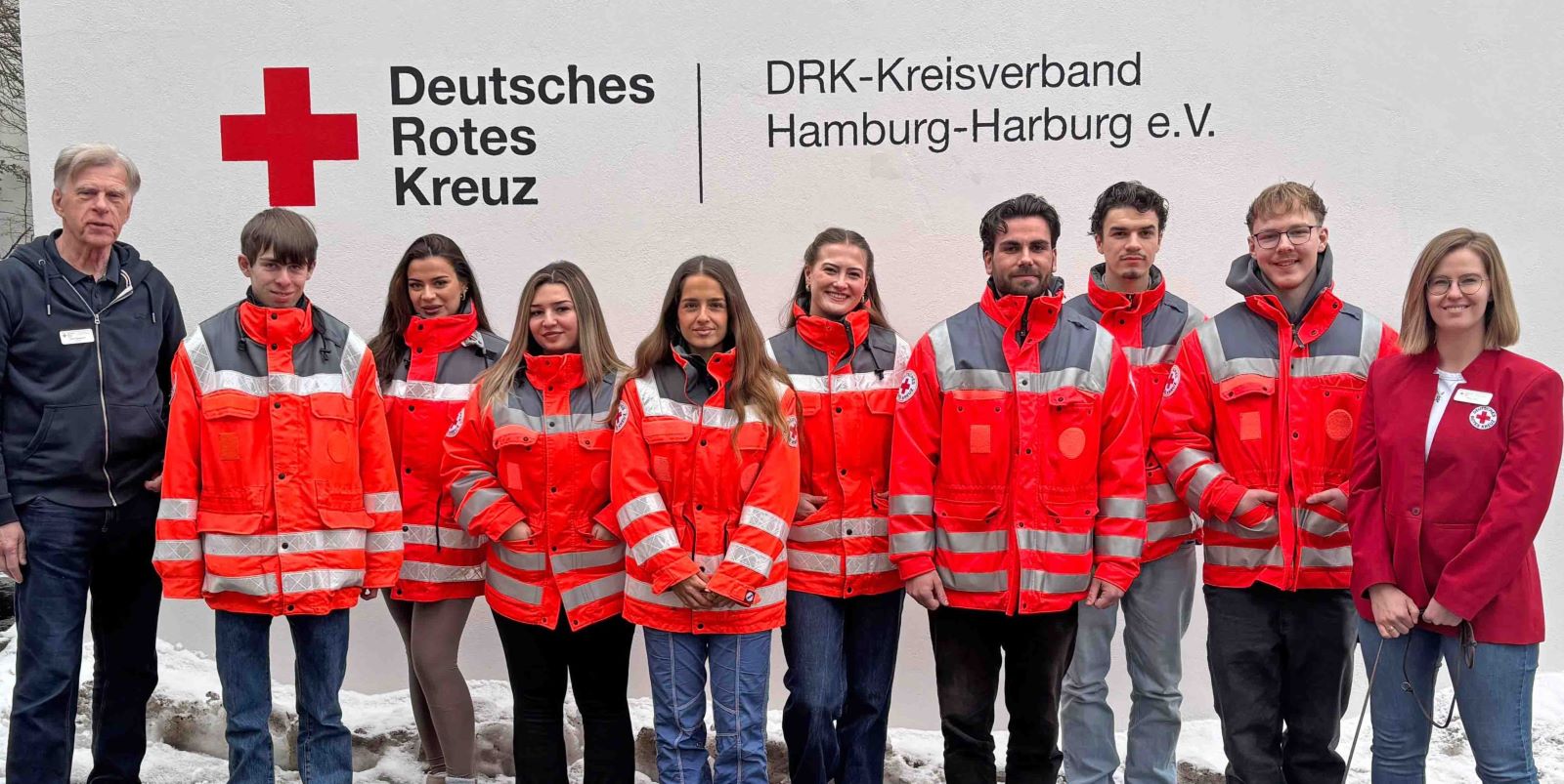Diese DRK-Botschafter und Botschafterinnen informieren noch bis zum 9. März in Harburg, Wilhelmsburg und im Süderelberaum über die wichtige Arbeit des Harburger DRK. Foto: DRK-Harburg 2026