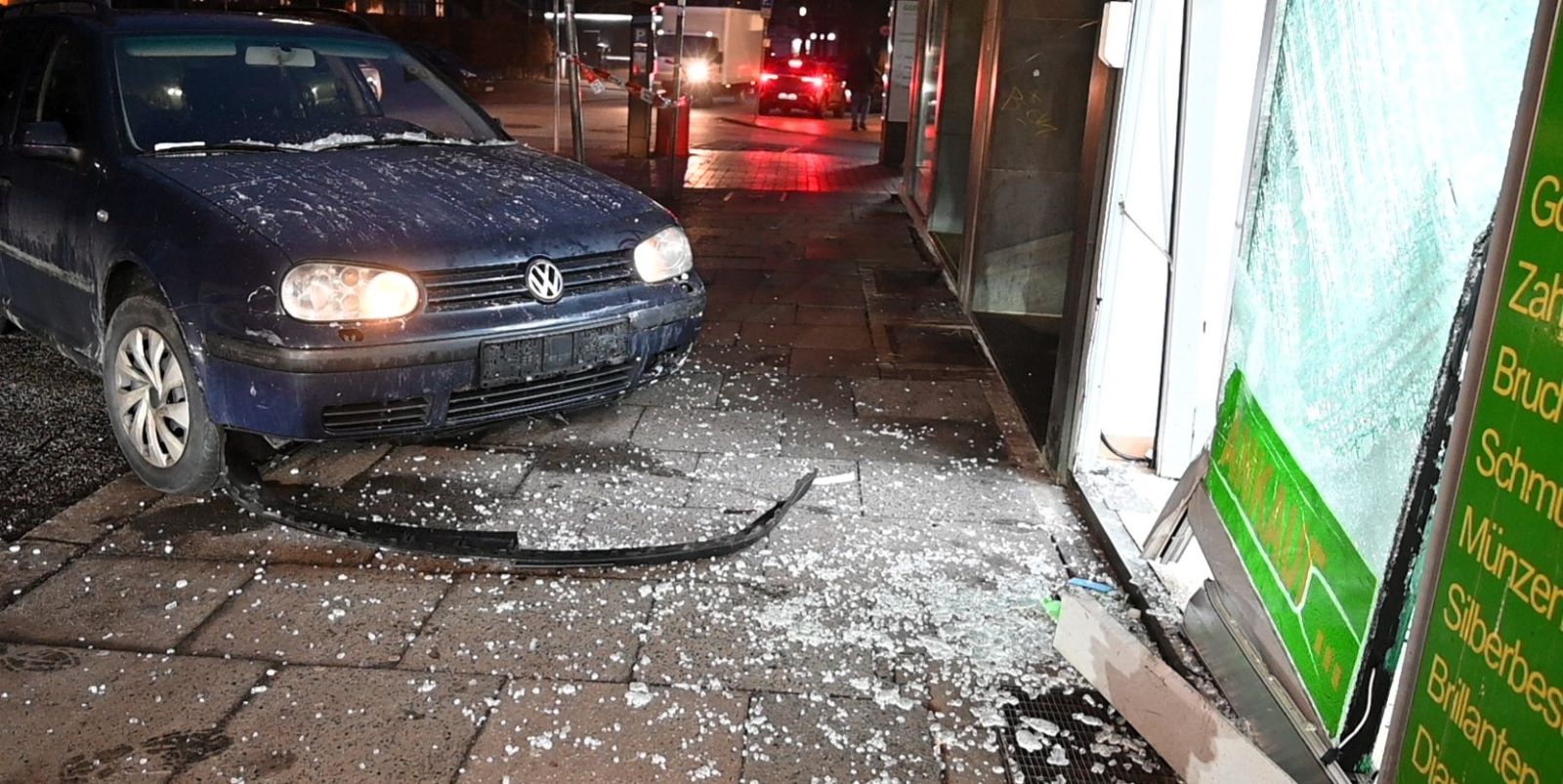 Die Täter fuhren mit einem schwarzen VW Golf in die Scheibe des Juweliers. Foto: Lenthe-Medien