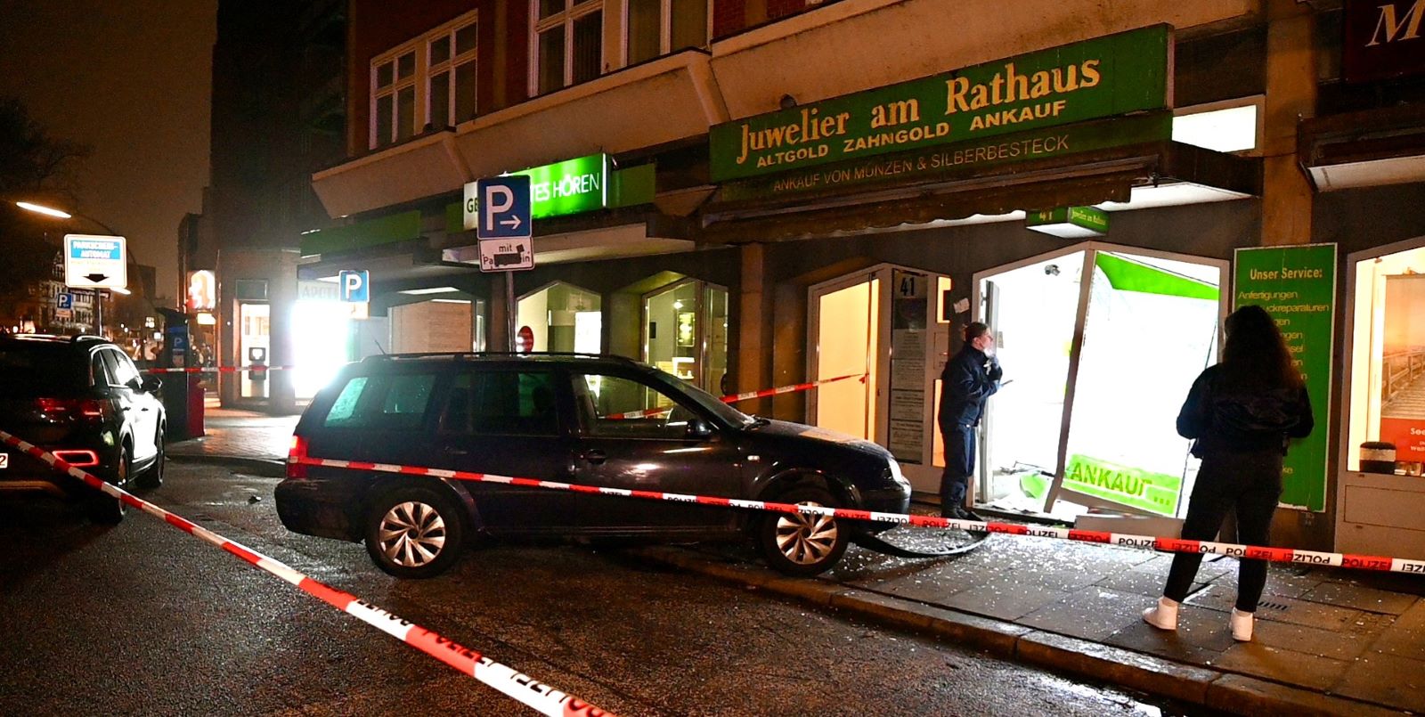Am frühen Dienstagmorgen gegen 3:30 Uhr ist ein VW Golf in der Harburger Rathausstraße in das Schaufenster eines Juweliers gerast. Foto: Lenthe-Medien