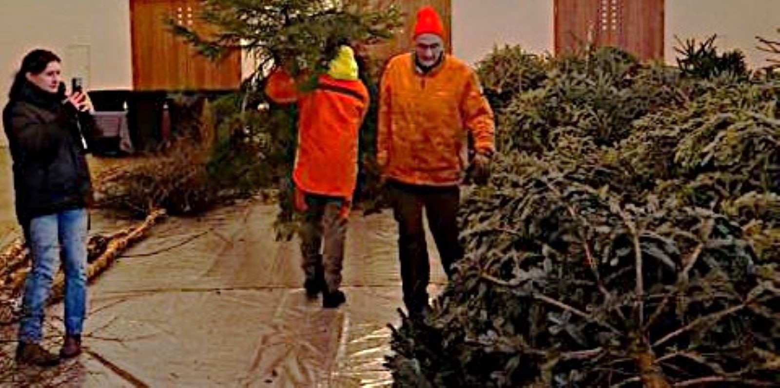 Mitglieder der Jägerschaft verwandeln den Ballsaal des Hotels mit unzähligen Bäumen in eine Waldlichtung. Foto: pr