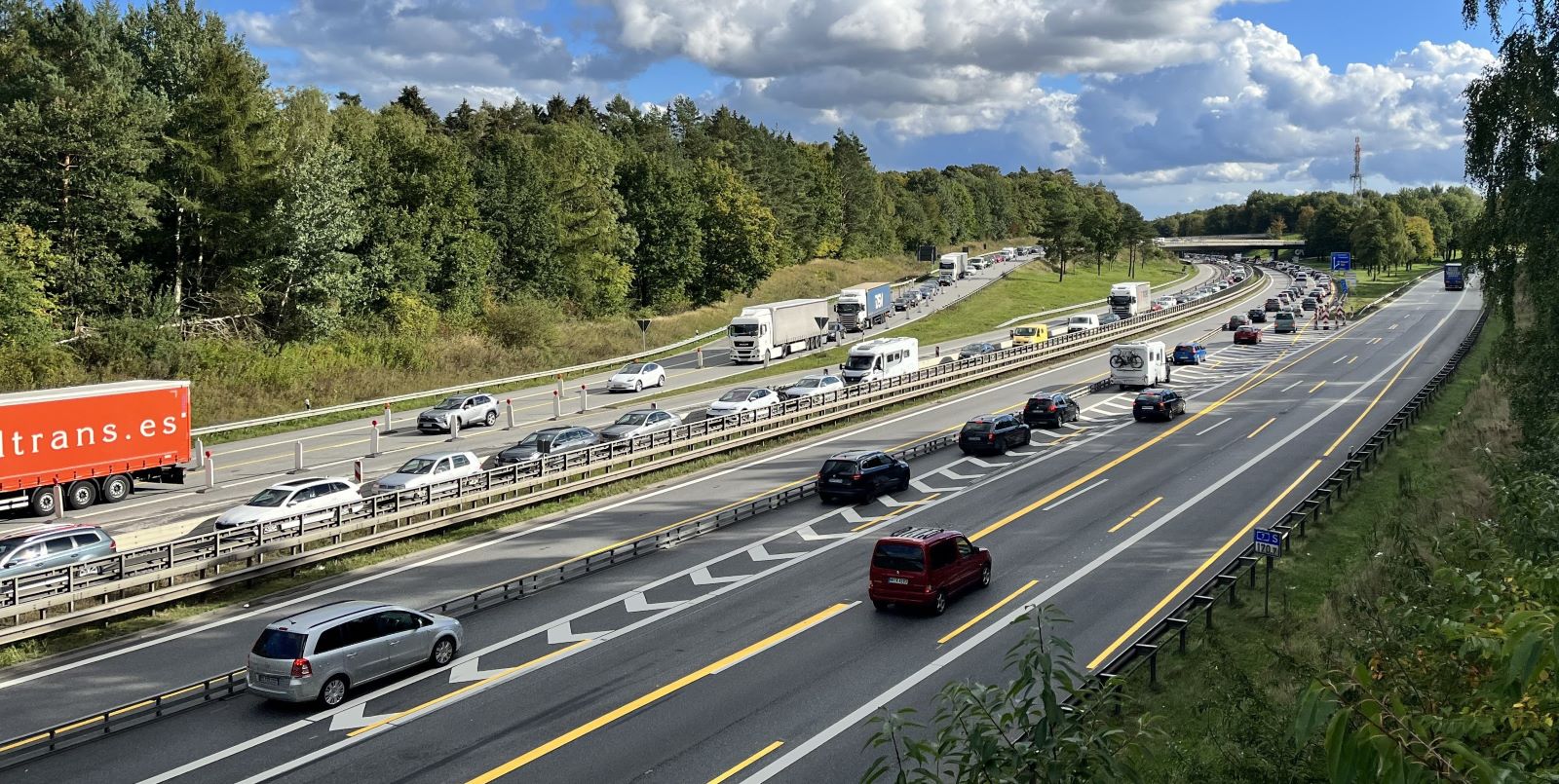 Behinderungen auf der A261: Auffahrt Marmstorf und Hauptfahrstreifen gesperrt