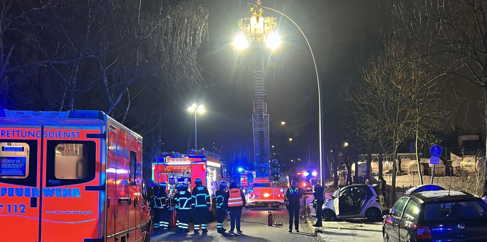 Glätteunfall: Lieferservice-Fahrer prallt gegen Laternenmast - schwer verletzt