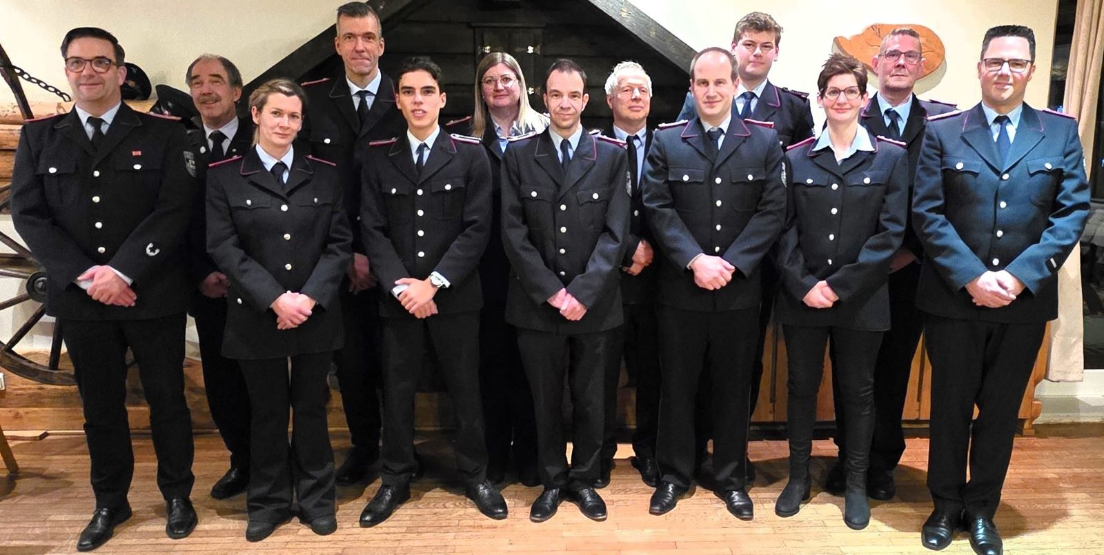Geehrte und Beförderte: Markus Gemmeker (v.l.) Hartmut Zerwer, Lajana Lehmann, Ingo Lohmann, Adam Labiad, Claudia Pfeiffer, Timo Bartling, Bernd Nehlsen, Claas Hoffmann, Malte Holland-Moritz, Monique Reinke, Björn Engling und Oliver Meier. Foto: Ingar Braf