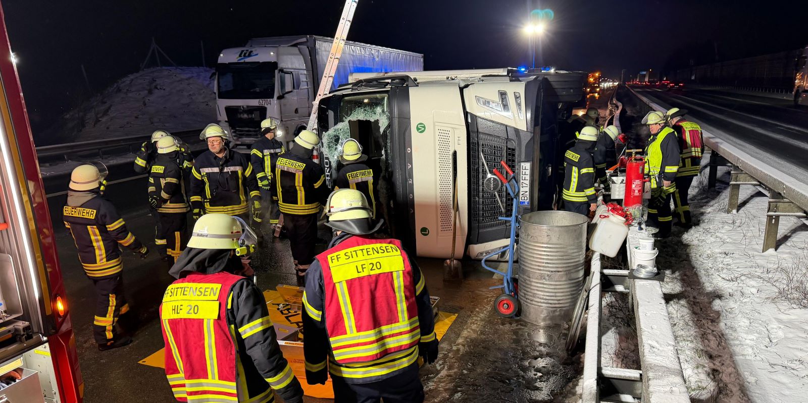 Der Sattelschlepper prallte in die Mittelleitplanke und kippte anschließend auf die Seite. Foto: Lenthe-Medien Der Sattelschlepper prallte in die Mittelleitplanke und kippte anschließend auf die Seite. Foto: Lenthe-Medien