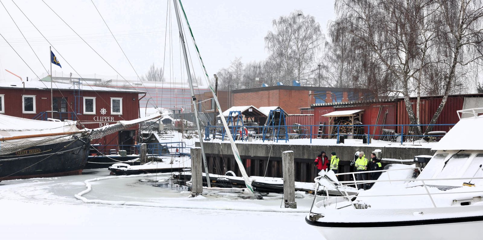 Aus dem gesunkenen Wrack trat eine größere Menge Diesel aus, so dass die Feuerwehr Ölschlängel ausbrachte, um eine Ausbreitung des Ölfilms zu verhindern. Foto: Lenthe-Medien Aus dem gesunkenen Wrack trat eine größere Menge Diesel aus, so dass die Feuerwehr Ölschlängel ausbrachte, um eine Ausbreitung des Ölfilms zu verhindern. Foto: Lenthe-Medien