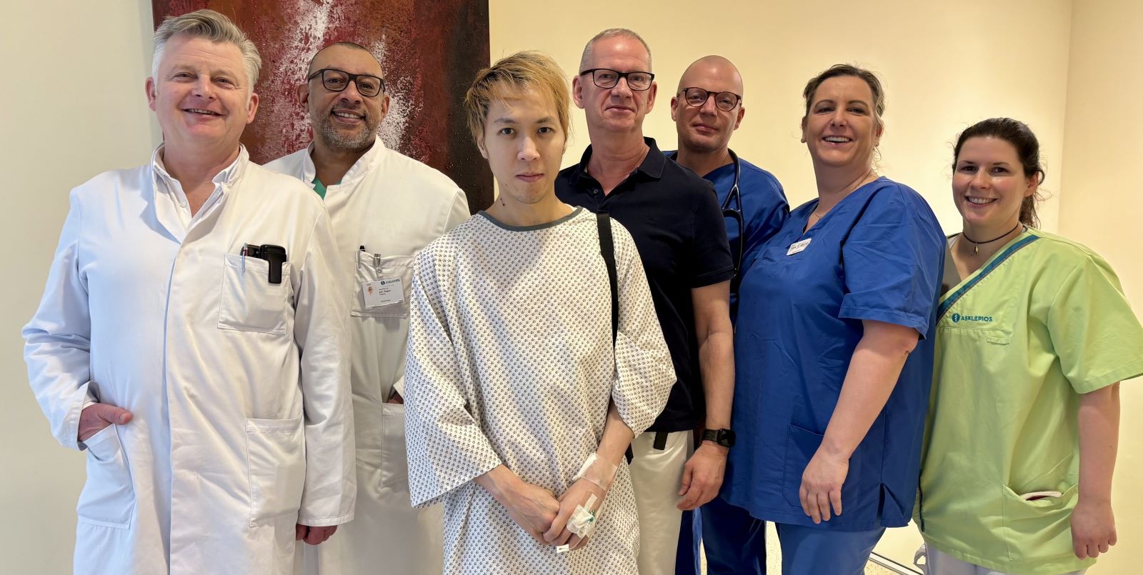 Nam Le Duc und Behandlungsteam im Asklepios Klinikum Harburg nach dem erfolgreichen Eingriff: Dr. Thomas Felderhoff (v.l., Ltd. Oberarzt Herzchirurgie), Prof. Dr. Aron-F. Popov (Chefarzt Herzchirurgie), Prof. Dr. Thoralf Kerner (Chefarzt Anästhesiologie), Atmungstherapeut Frank Jansen, Bereichsleitung Intensivstation Tina Köhler und Physiotherapeutin Sandra Guarino. Foto: Asklepios Nam Le Duc und Behandlungsteam im Asklepios Klinikum Harburg nach dem erfolgreichen Eingriff: Dr. Thomas Felderhoff (v.l., Ltd. Oberarzt Herzchirurgie), Prof. Dr. Aron-F. Popov (Chefarzt Herzchirurgie), Prof. Dr. Thoralf Kerner (Chefarzt Anästhesiologie), Atmungstherapeut Frank Jansen, Bereichsleitung Intensivstation Tina Köhler und Physiotherapeutin Sandra Guarino. Foto: Asklepios