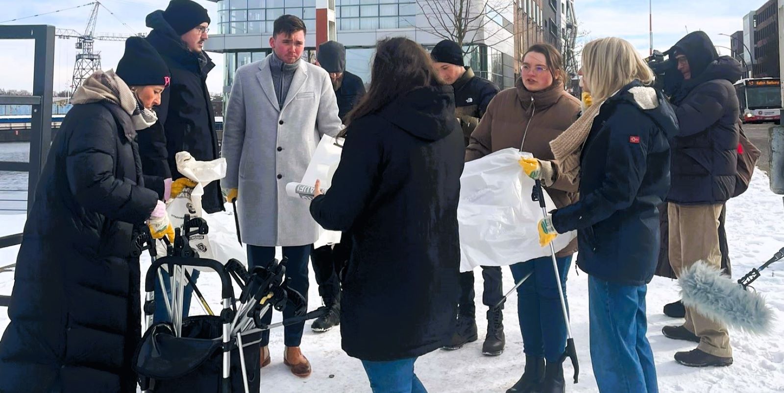 Bei eisigen Temperaturen wurde am Kanalplatz "klar Schiff" gemacht. Foto: ein Bei eisigen Temperaturen wurde am Kanalplatz "klar Schiff" gemacht. Foto: ein