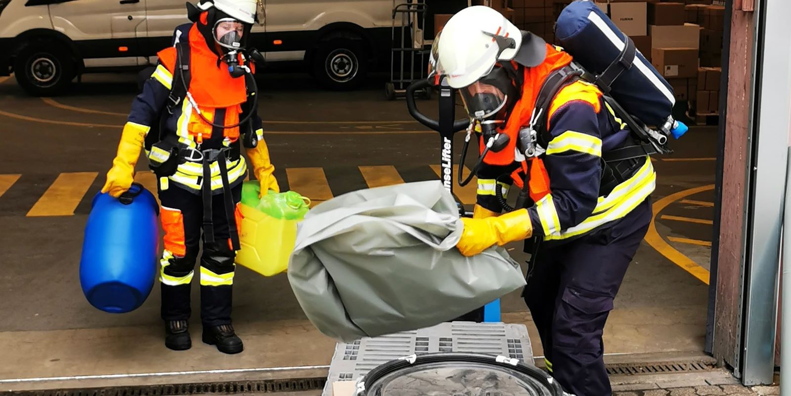 Einen Großeinsatz der Feuerwehr verursachte am Mittwochmorgen ein Gefahrguteinsatz in einer Spedition in Maschen. Ein beschädigtes Gebinde wurde durch die Feuerwehrkräfte unter Atemschutz geborgen. Foto: Hirschmeier/Köhlbrandt