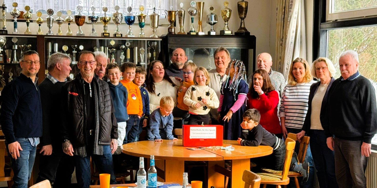 Große Freude im Clubhaus des FC Bostelbek: Traditionell wurde die Spende in bar übergeben. Foto: privat
