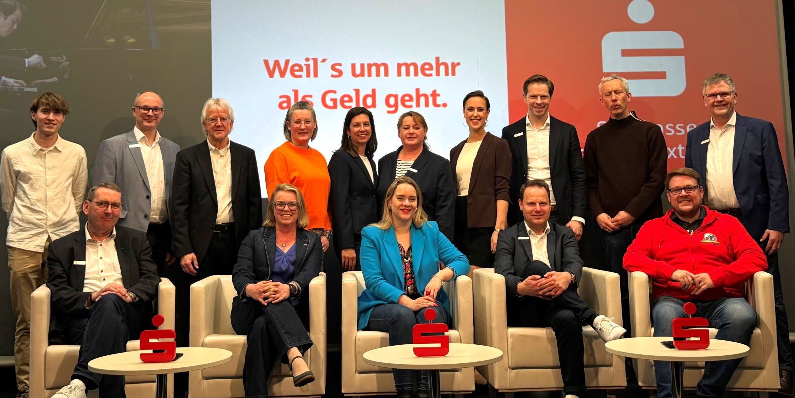 Abschluss Gruppenfoto: Sie sorgten für einen informativen und unterhaltsamen Jahresempfang Fördermanagement. Foto: Sparkasse Abschluss Gruppenfoto: Sie sorgten für einen informativen und unterhaltsamen Jahresempfang Fördermanagement. Foto: Sparkasse