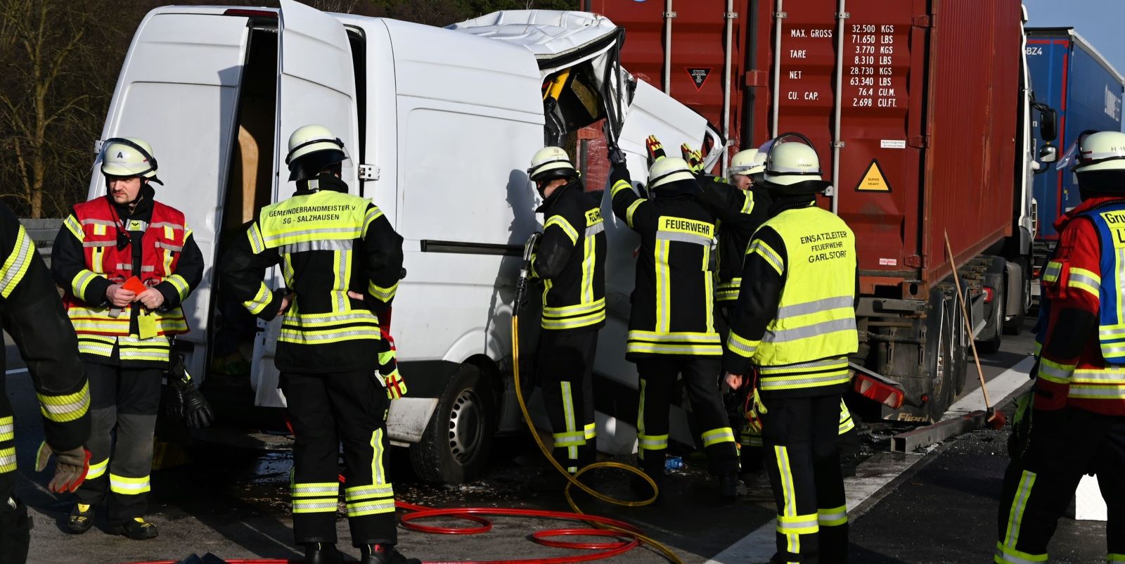 Der Mercedes Sprinter fuhr aus ungeklärter Ursache nahezu ungebremst auf den stehenden Sattelzug auf. Foto: Feuerwehr Der Mercedes Sprinter fuhr aus ungeklärter Ursache nahezu ungebremst auf den stehenden Sattelzug auf. Foto: Feuerwehr