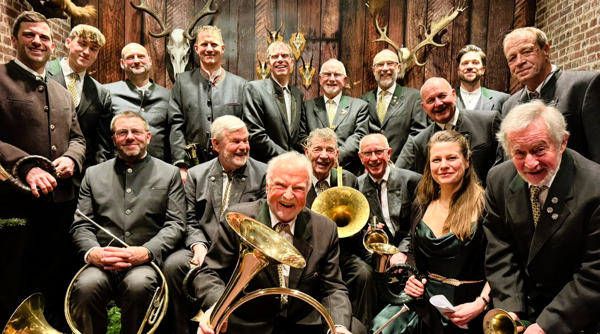 Traditionell wurden die Gäste durch die Jagdhornbläser - hier in der Fotobox - zum Ball begrüßt. Foto: Jägerschaft Traditionell wurden die Gäste durch die Jagdhornbläser - hier in der Fotobox - zum Ball begrüßt. Foto: Jägerschaft