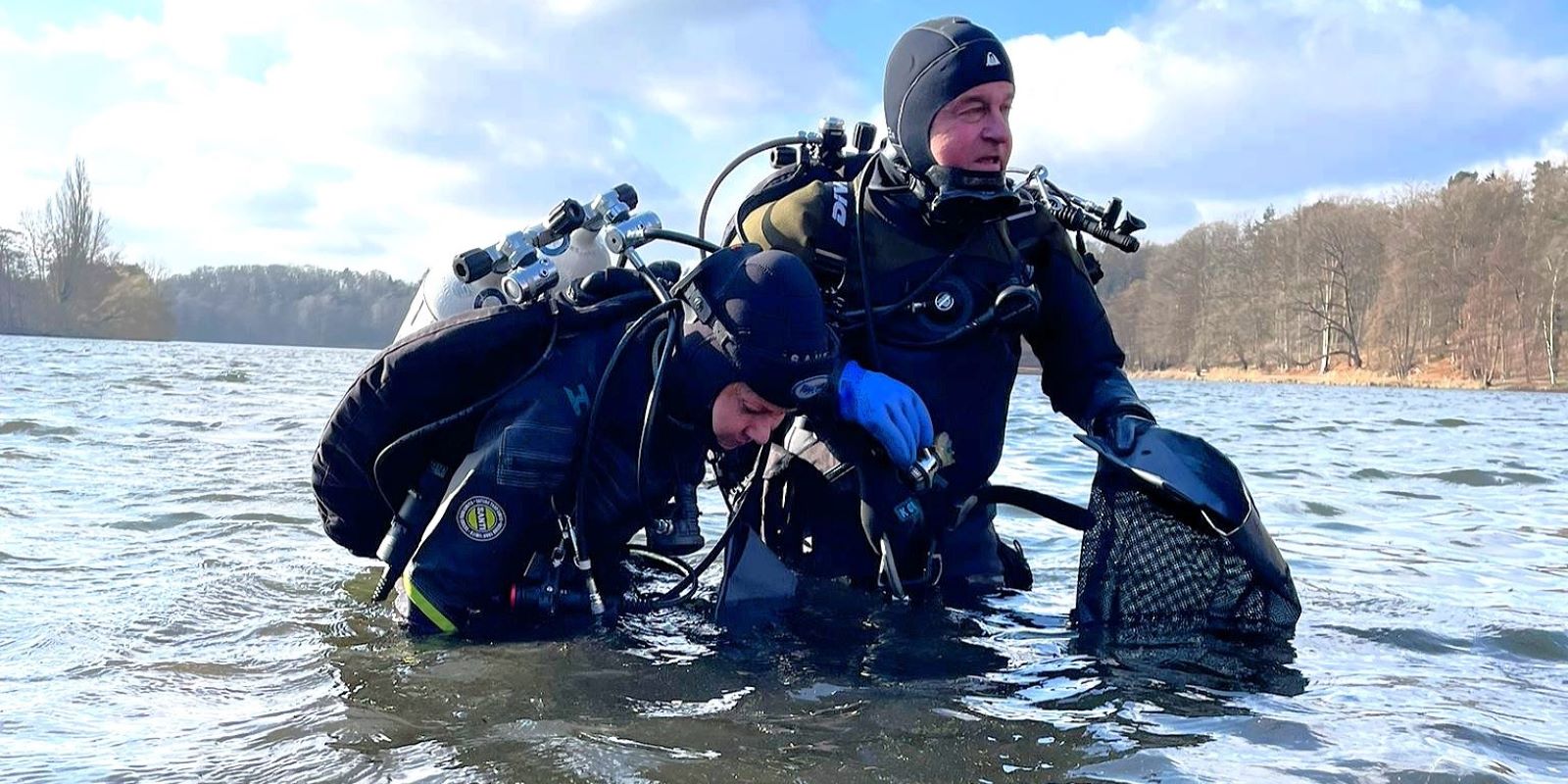 Kassen, Reifen und ein Nummernschild: Ergiebiges Müll-Tauchen an Außenmühle