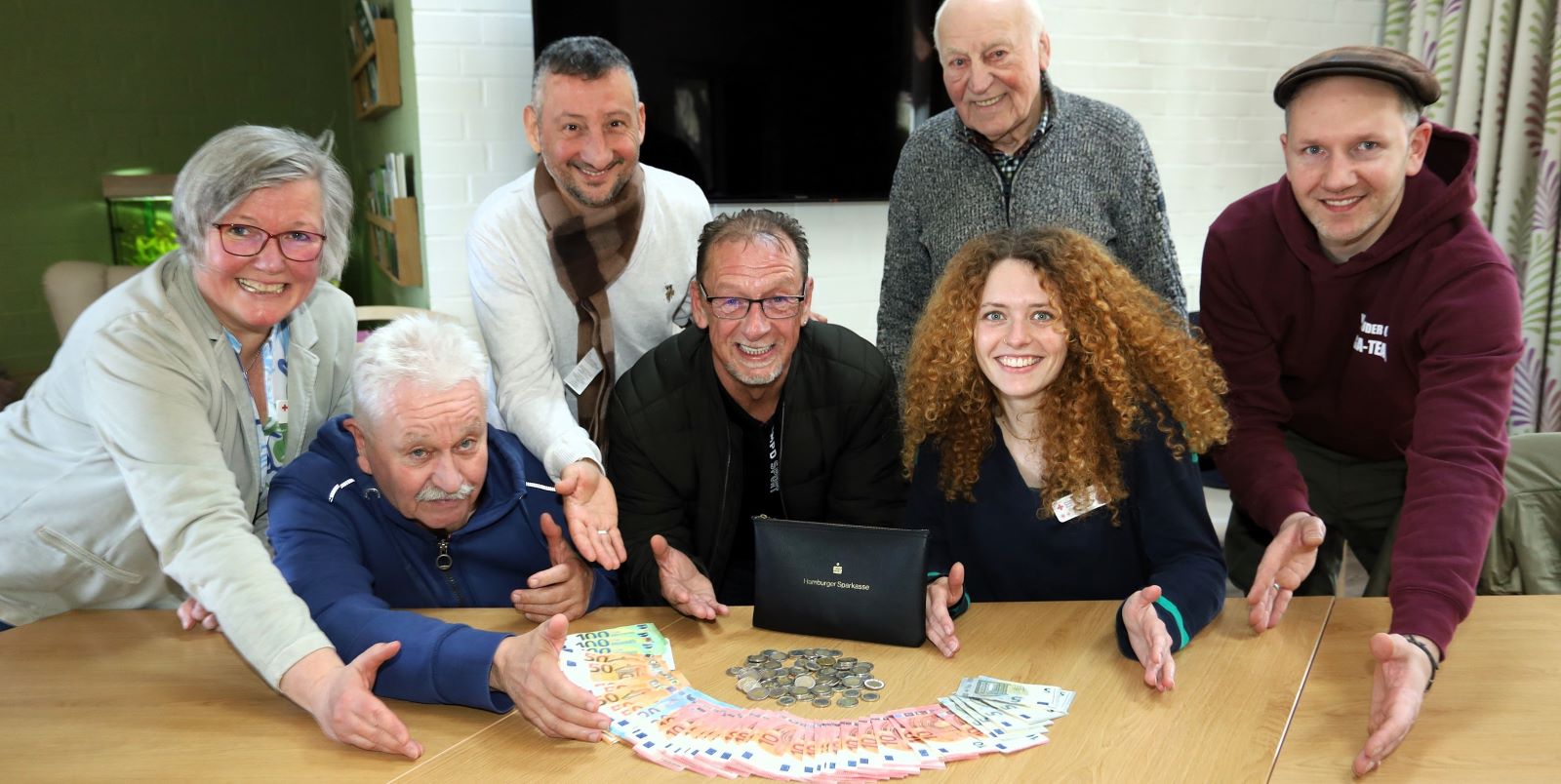 Spendenübergabe in bar im Hospiz: Britta True (v.l.), Hans Jensen, Alf Bas, Rainer Feder, Manfred von Soosten, Lara-Joy Köhler und Sascha von Soosten. Foto: Christian Bittcher