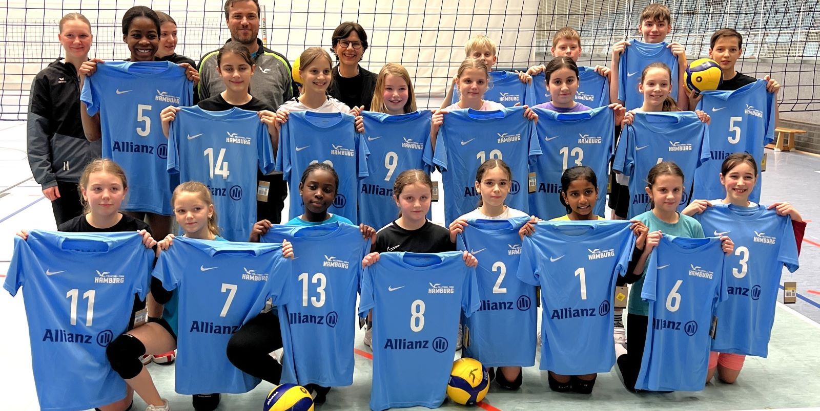 Große Freude in der CU-Arena: Neue Trikots für die U13 des Volleyball-Team Hamburg