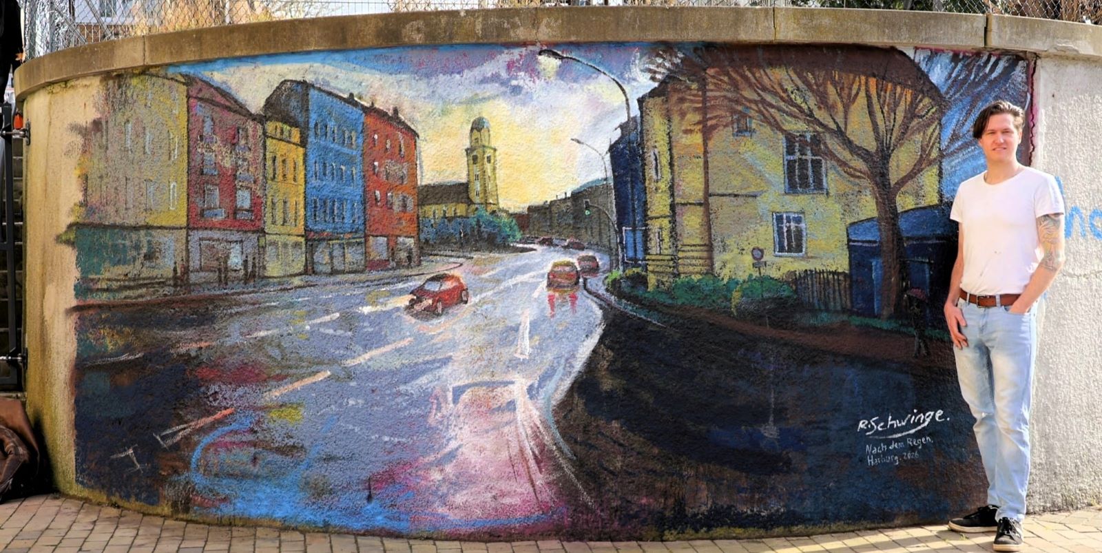 Stadtmaler Ralf Schwinge bringt Farbe an die „gelbe Kirche“