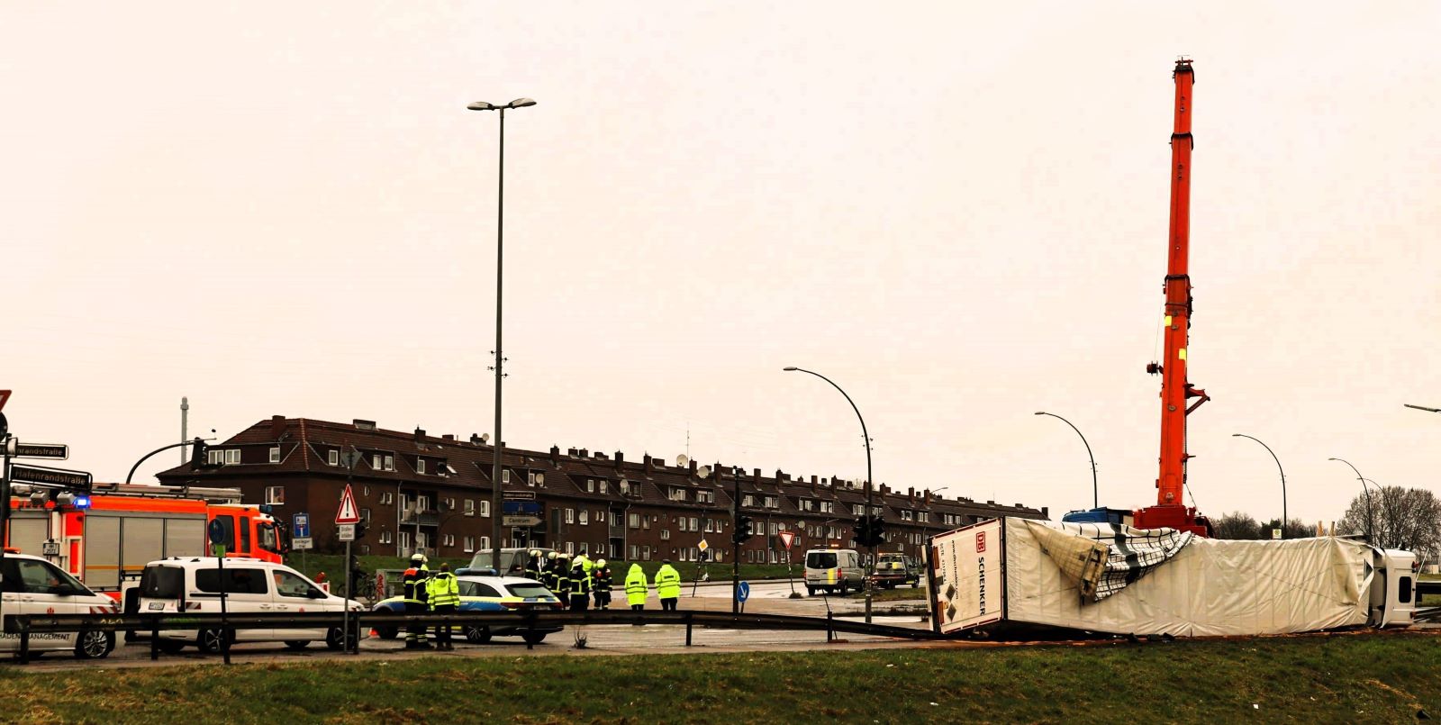 Der umgestürzte Lastwagen hat am Freitagmittag für erhebliche Verkehrsbehinderungen im Hafen gesorgt.  Foto: Lenthe-Medien