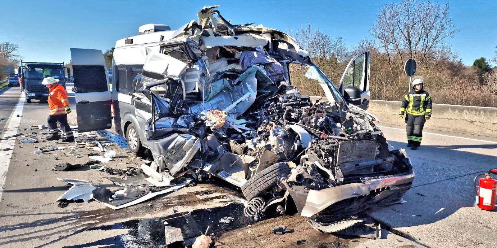 Der VW-Camper wurde bei dem Unfall auf der A7 zerstört. Foto: Feuerwehr