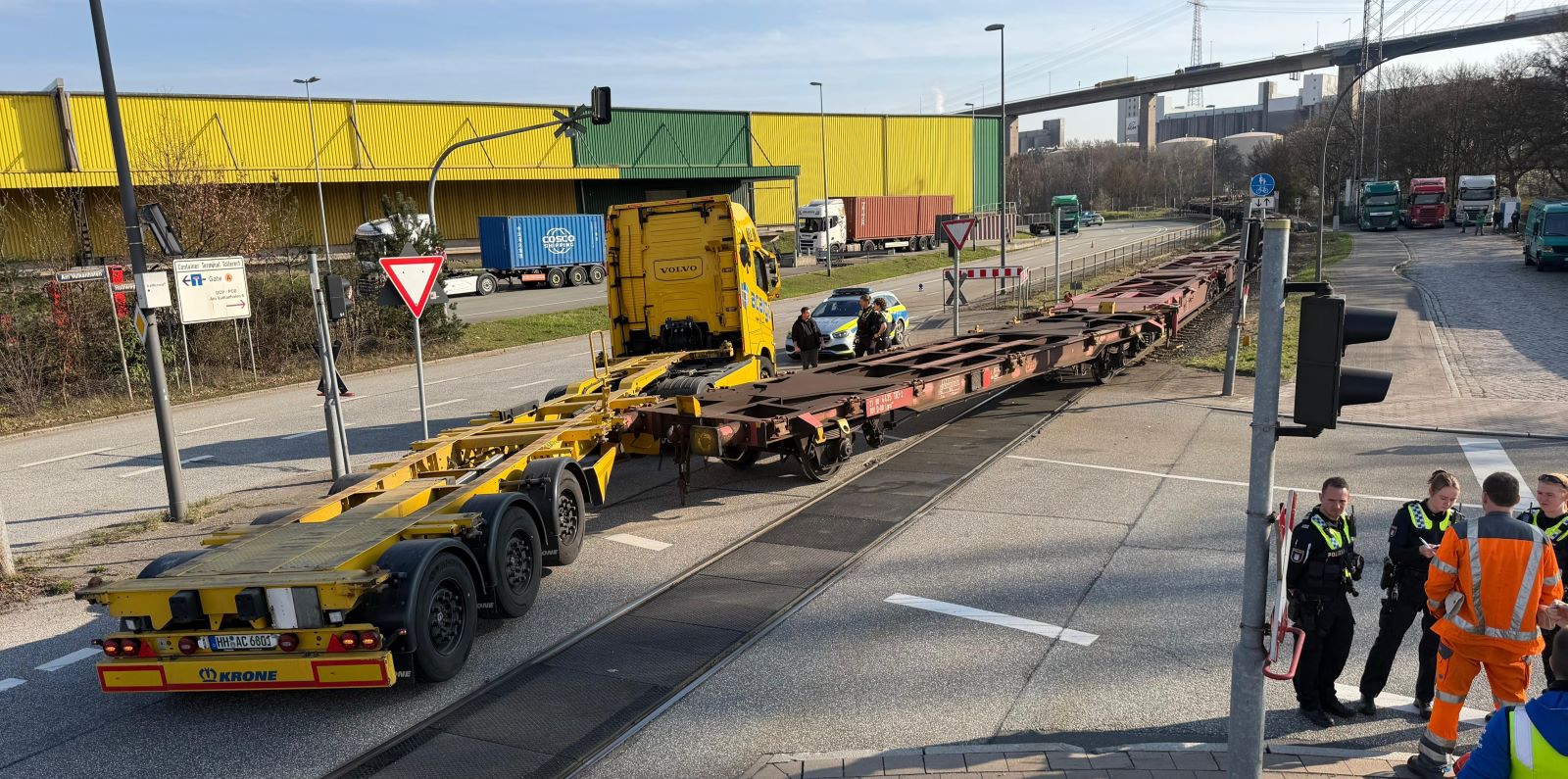 Erneut Unfall mit einem Zug der Hafenbahn: Zwei Personen verletzt