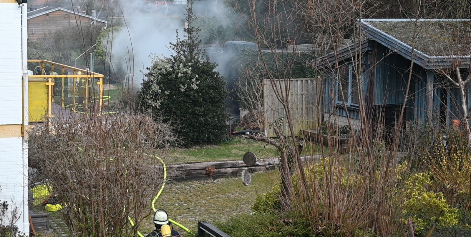 Weit sichtbare Rauchsäule: Doppelgarage wird in Eißendorf Raub der Flammen