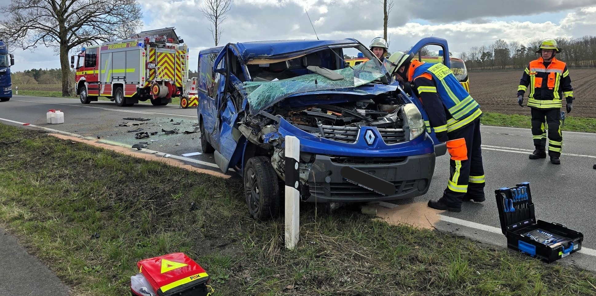 Bei dem Unfall zwischen einem Lieferwagen und einem landwirtschaftlichen Fahrzeug  wurde der Fahrer des Lieferwagens schwer verletzt. Die Feuerwehr Maschen nahm die Erstversorgung den Verletzten. Foto: Feuerwehr